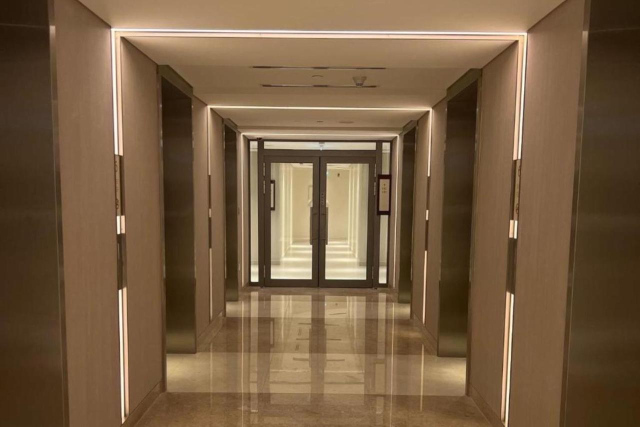 Luxurious 1 Bedroom Boulevard Point Mall Access Apartment Dubai