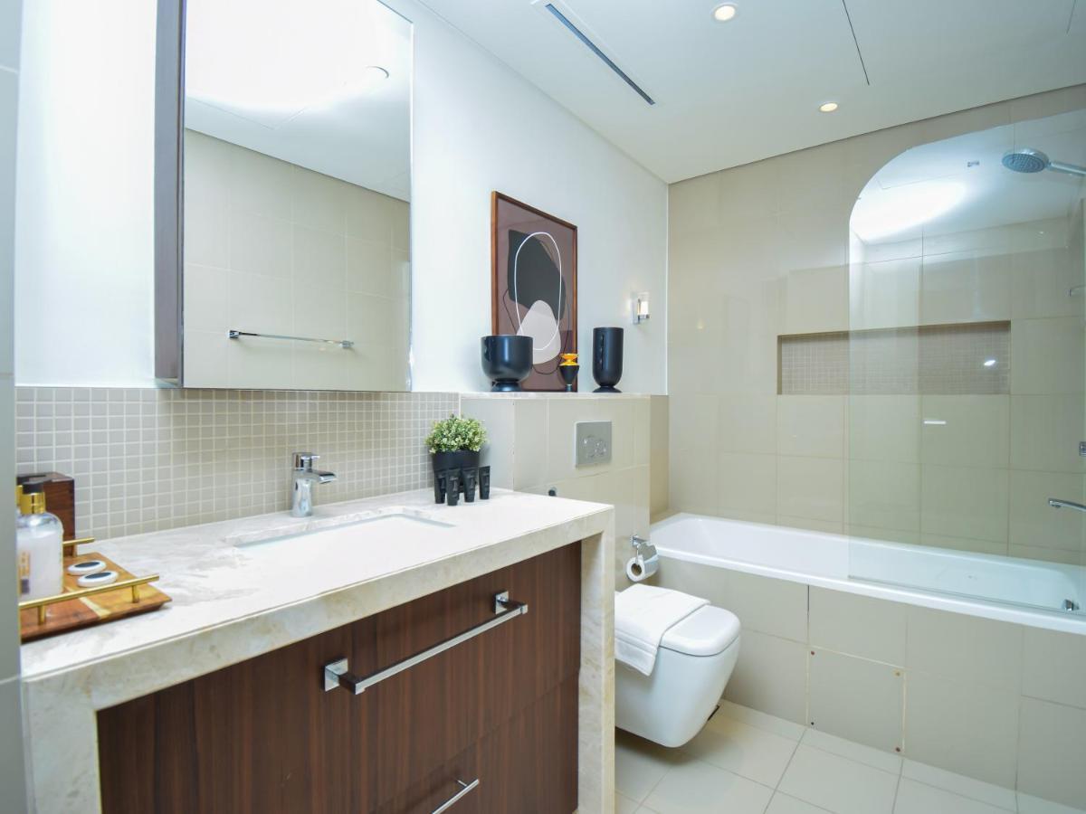 Luxurious 1 Bedroom Boulevard Point Mall Access *